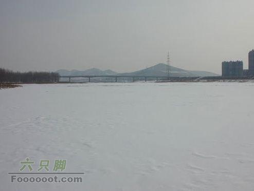 锦州雪后散步穿越东湖公园 远处的步行桥