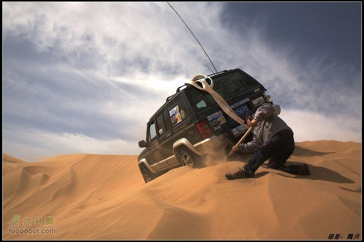 我与沙漠有个约会-"切"意生活2010库布齐穿越掠影小切后蹄子被绊住了，川叶帮你挖出来……