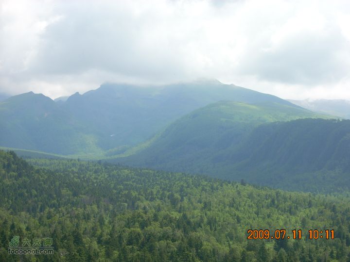 长白山南坡穿越西坡远处的天池