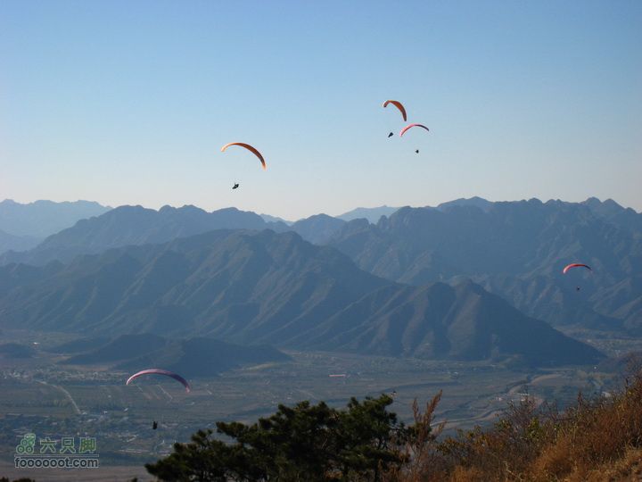 银山塔林-东水峪-蟒山穿越GPS航迹路线银山塔林上的滑翔伞，漂亮吧