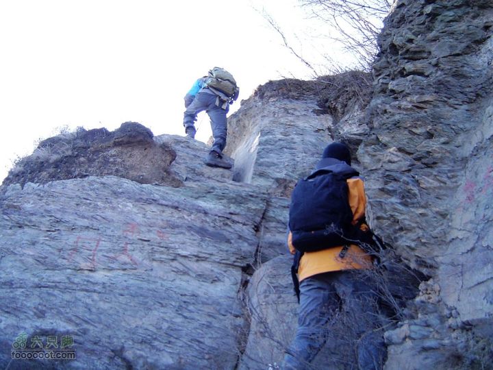 水闸-九龙山-峰口庵-雷达站-龙泉-圈门 GPS航上山的道路有此些难度，有几处这样的峭壁。