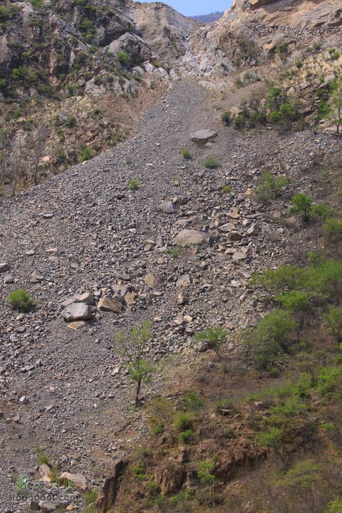 爨底下村徒步上山往返路线，我们的精彩周末站在坡下往上看