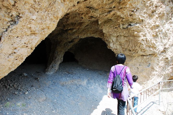 爨底下村、双龙峡两日游(之二)-爨底下周边徒步大山洞旁的小山洞，前面的照片可以找到