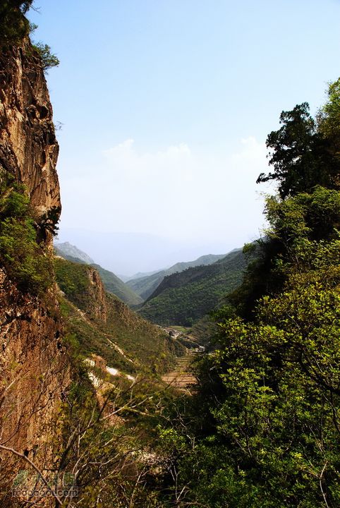 爨底下村、双龙峡两日游(之二)-爨底下周边徒步从两座山峰中间可以看到远处的爨底下村