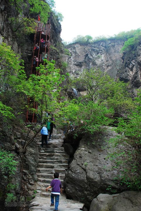 爨底下村、双龙峡两日游(之三)-双龙峡观光通过左面的旋转楼梯爬到第一个瀑布上面