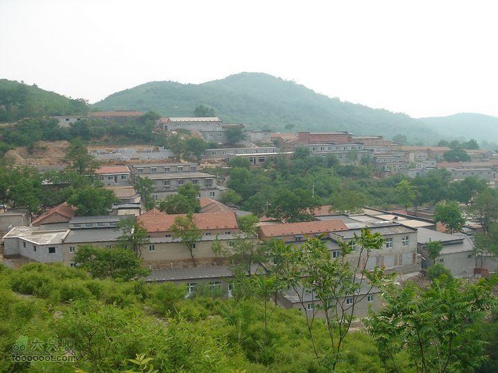 徒步驴友入门教程-香巴拉穿越村子不大，不过都是瓦房或混凝土房顶，不算穷