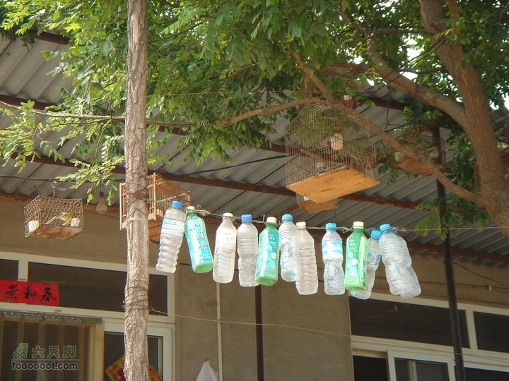 徒步驴友入门教程-香巴拉穿越挂几个矿泉水瓶，就顶招牌了，本店销售矿泉水，呵呵
