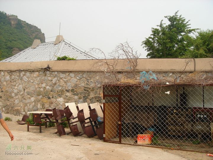 徒步驴友入门教程-香巴拉穿越围墙是香山的，空调外机是给里面服务的