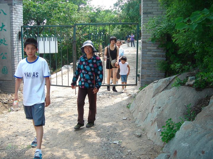 徒步驴友入门教程-香巴拉穿越终于到八大处公园了，从小门进去，就是七处，目前无人看管，自由出入