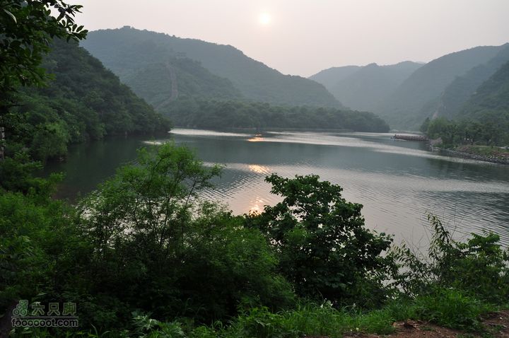 黄花城水长城休闲游夕阳下，长城边，波光粼粼