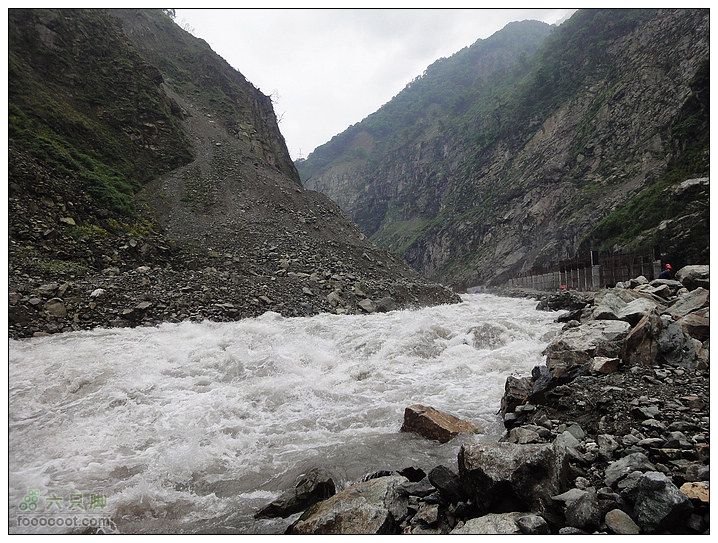 非常规入藏线路（成都至拉萨）湍急的河流