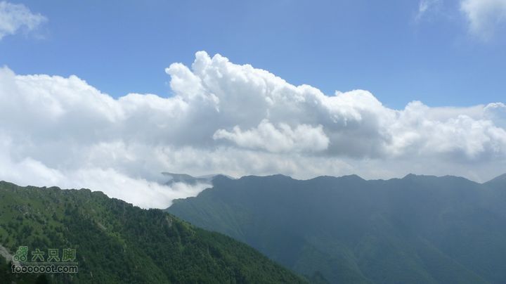 小五台 北台上-东台-山涧口下蓝天、白云、群山