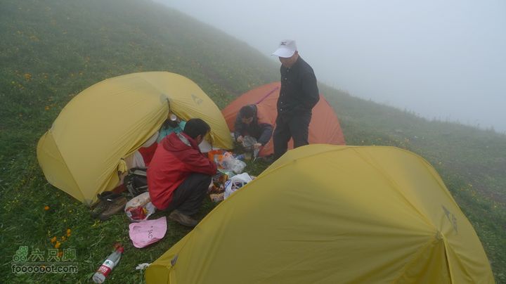 小五台 北台上-东台-山涧口下早点很丰盛，方便面、火腿肠、花生米、酸辣粉、各种面包，对于北台上