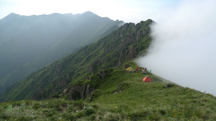 小五台 北台上-东台-山涧口下扎在山脊一面阳光，一面云海