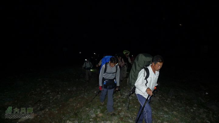 小五台 北台上-东台-山涧口下夜爬开始，前面是当地的向导，帮着背包收费200元