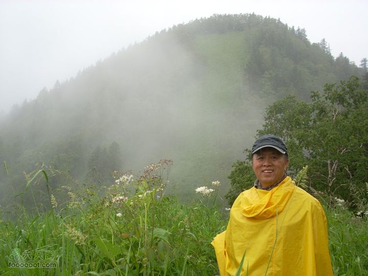 2010雨中望天鹅天山草