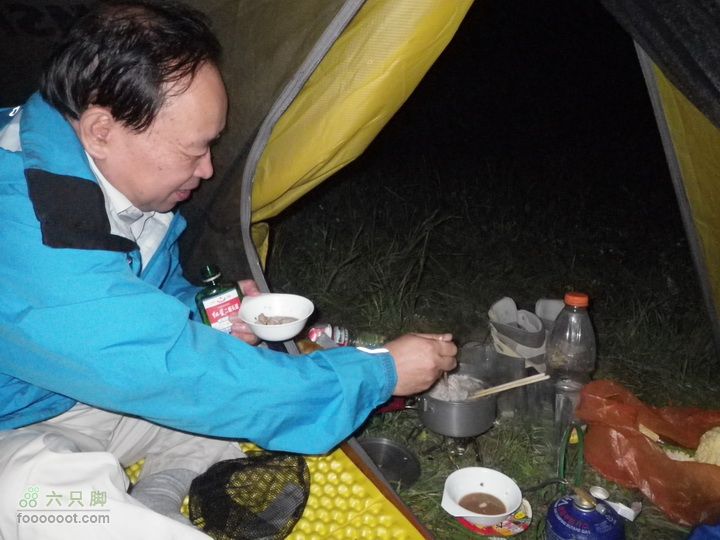 自驾车大海陀村，越野至1550米营地，最无限接近小海坨的线路涮肉，在山顶上吃可是另一番滋味啊