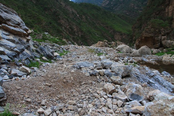 苜蓿村上茶山村探路，下山遭遇乱石滩，连夜逃出到这里后，不太对劲了，下车走了5分钟，全面都是乱石断路了