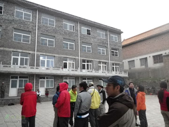 五台山大朝台，2日逆时针Solo五台连穿！驴友们在外面排队开斋，后面就是我们住的小楼