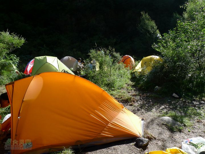 龙聚山庄-三岔河-库尾扎营GPS轨迹阳光洒落在帐篷上，驱赶走露水