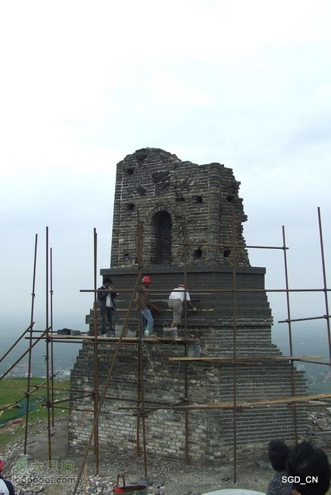 七星山_石佛寺_老人头维修人员正在加固古塔
