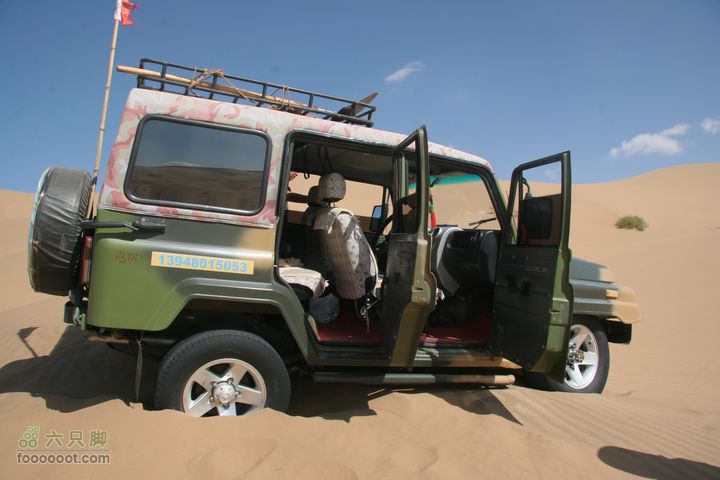 巴丹吉林沙漠探险游陷车