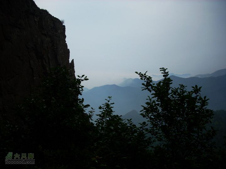 下马威—东灵山—北灵山—黄草梁—柏峪—爨底下—斋堂ZN穿越远处的群山