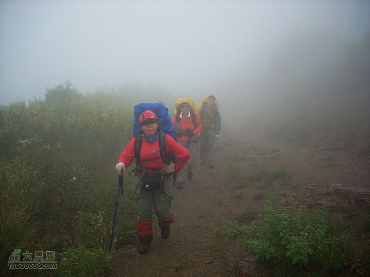 下马威—东灵山—北灵山—黄草梁—柏峪—爨底下—斋堂ZN穿越走在云雾中