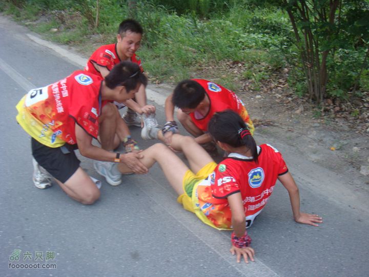 第二届中国（下渚湖）湿地越野挑战赛GPS定向轨迹队员小腿抽筋，其他队员赶紧按摩