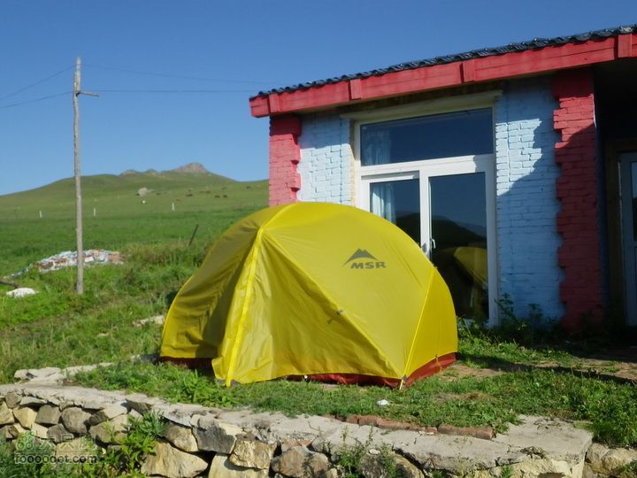 自驾黑龙山,穿老掌沟,爬东猴顶宿传奇山庄清早，看看我们营地，扎人家门口了