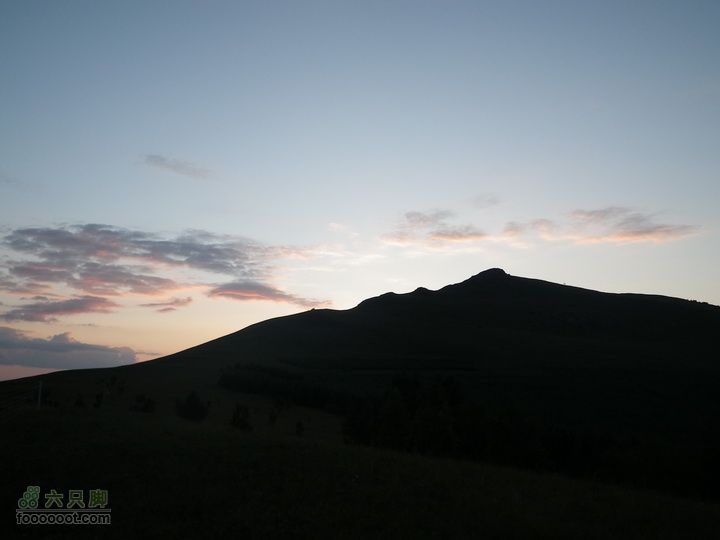 自驾黑龙山,穿老掌沟,爬东猴顶宿传奇山庄遥望侧面的山头，真美啊，注意山上能看到好几辆车的轮廓