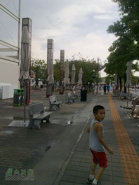 世博游第一日之风雨同行遮阳伞也卷起来？