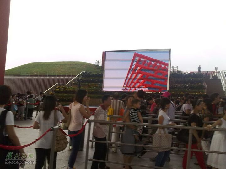 世博游第一日之风雨同行排队中，还有表演