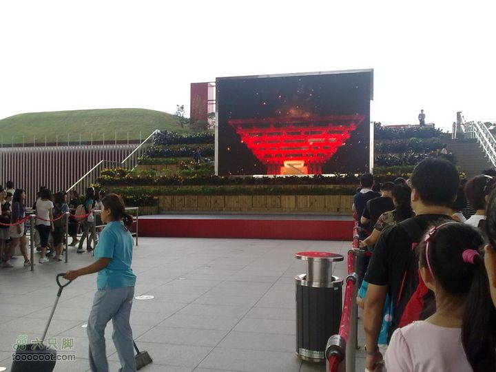 世博游第一日之风雨同行排队，约40分钟