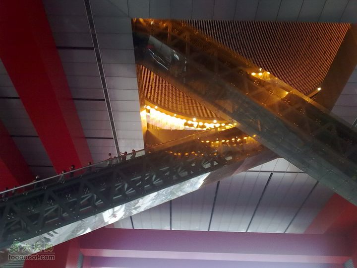 世博游第一日之风雨同行上下楼的巨大扶梯