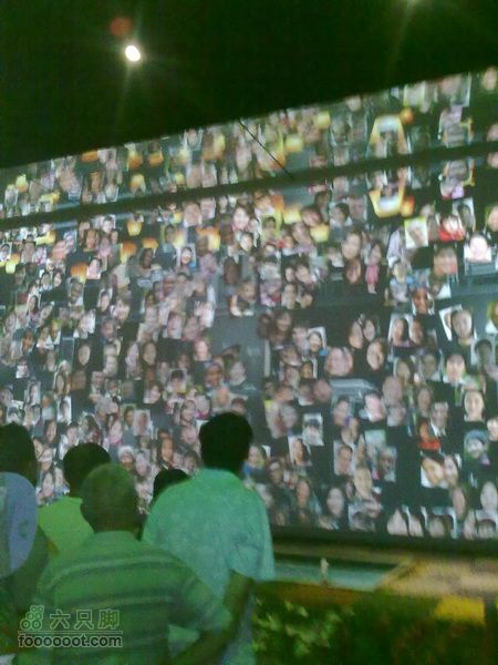 世博游第一日之风雨同行专注观看的人们