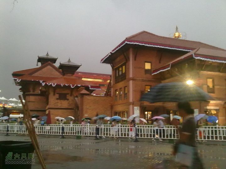 世博游第一日之风雨同行雨中的尼泊尔馆