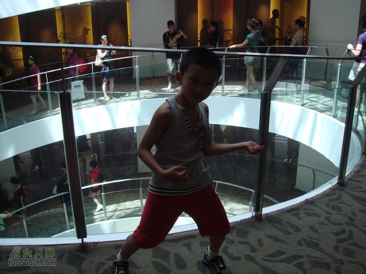 世博游第一日之风雨同行在珍宝剧场看完大片，很兴奋