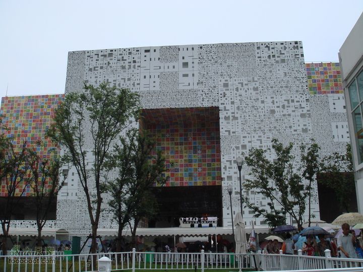 世博游第一日之风雨同行路过韩国馆，排队的人很多