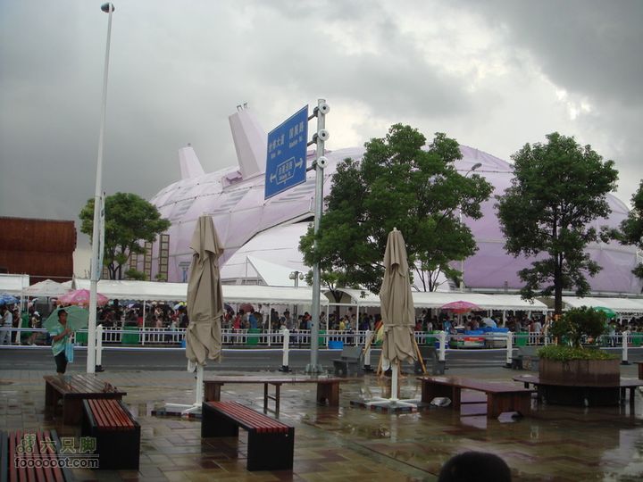 世博游第一日之风雨同行大雨初歇，乌云下的日本馆