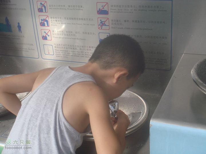 世博游第一日之风雨同行直饮水处，补水