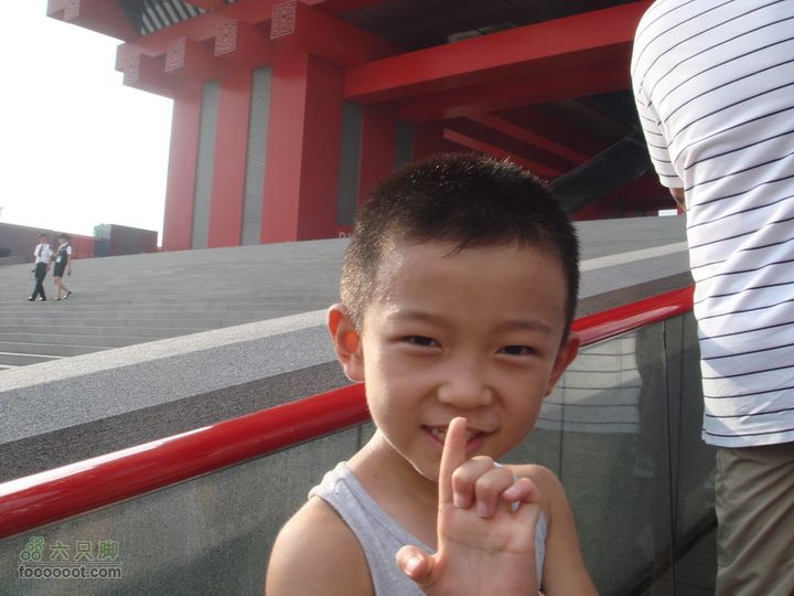 世博游第一日之风雨同行凭预约券排队，踏上入馆的扶梯