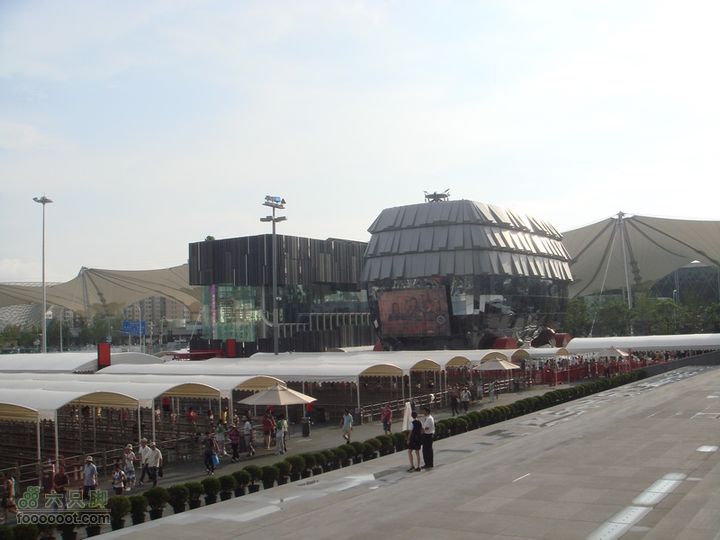 世博游第一日之风雨同行国家馆旁的香港馆和澳门馆