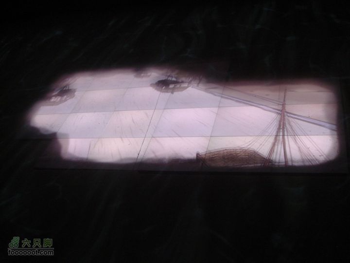 世博游第一日之风雨同行墙上随处可见