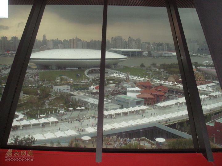 世博游第一日之风雨同行站在中国馆的最高处俯视