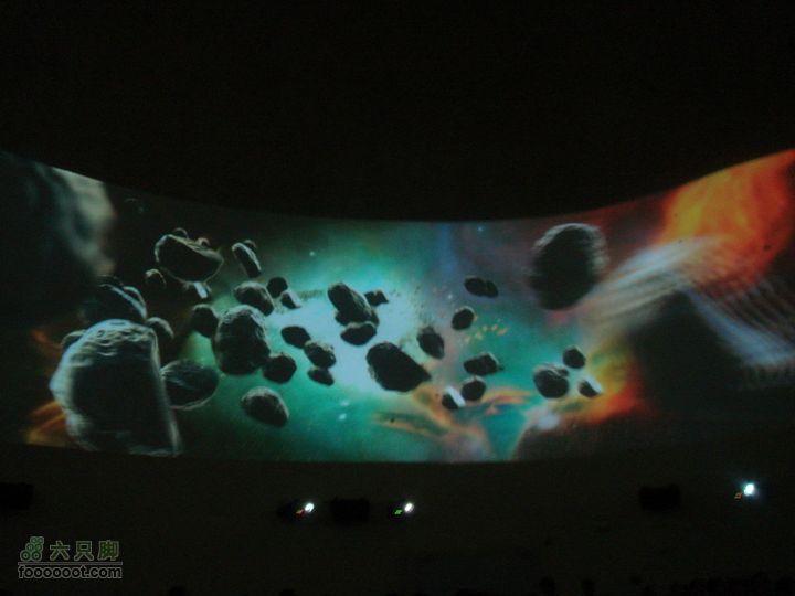 世博游第一日之风雨同行一个360度环形的大荧幕，展现极具震撼的影像