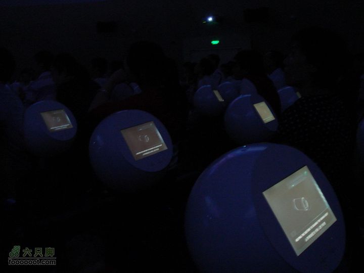 世博游第一日之风雨同行身边的演示产品