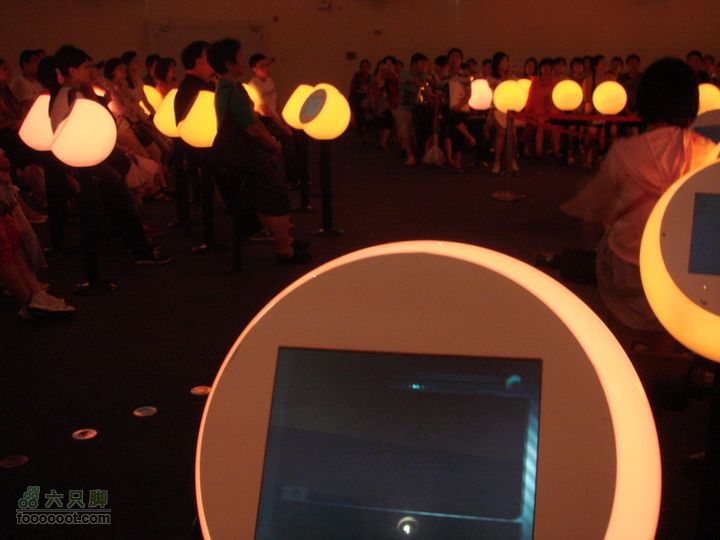 世博游第一日之风雨同行鲜艳的色彩在黑洞洞场馆中格外夺目