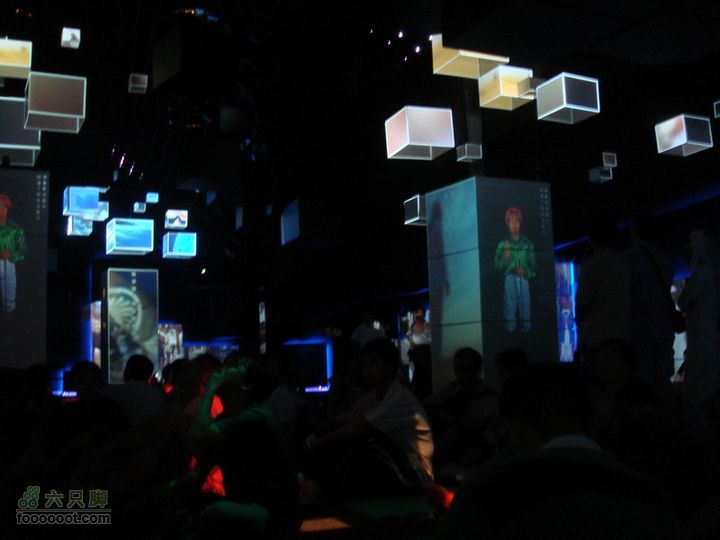 世博游第一日之风雨同行各个“盒子”播放内容不尽相同，大家围"盒"观看