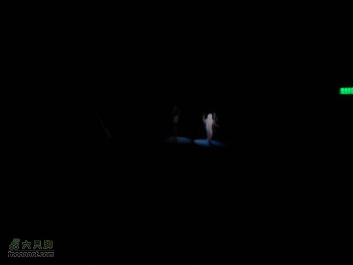 世博游第一日之风雨同行以光束打出的两个小姑娘，舞蹈